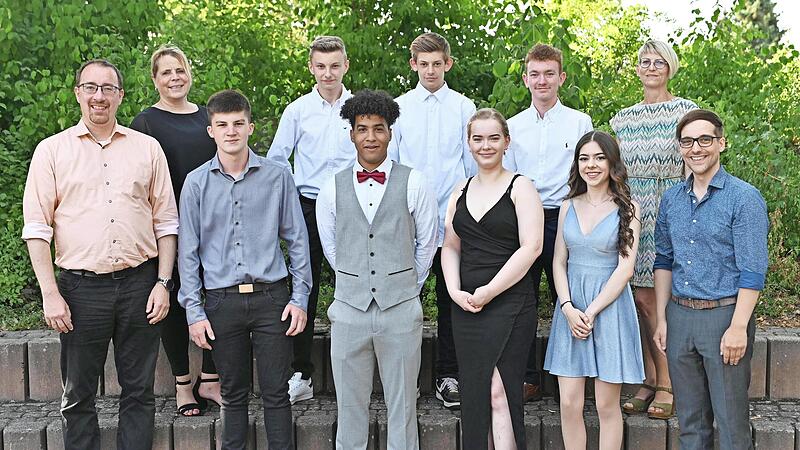 Die besten Absolventen der Mittelschule Neunkirchen am Brand wurden ausgezeichnet. Hinten v.&nbsp;l.: Imke T&ouml;pfer (Klassenleitung 9), Nico Kroiher, Daniel Zettl, Lukas Bogner, Carmen Dornheim (Schulleitung); vorne v.&nbsp;l.: B&uuml;rgermeister Martin Walz, Mich...