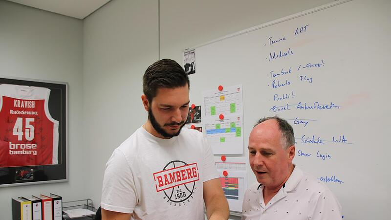 Teammanager Enzo Neck (li.) und Logistikchef Frank Schneider gehen  den Plan f&uuml;r die n&auml;chsten Tage durch.