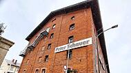 Um dieses Geb&auml;ude geht's: Fast f&uuml;nf Jahrzehnte wurden im Kaufhaus von Peter Schauer bunte Faschingsoutfits verkauft. Nach ersten Pl&auml;nen k&ouml;nnten hier bald Wohnungen entstehen.