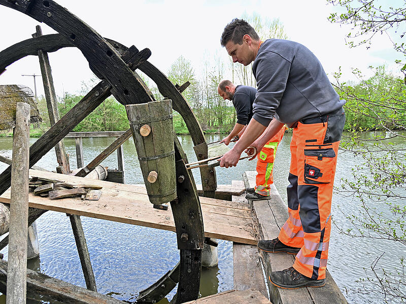 Mitarbeiter des Bauhofs Hausen bauen das Wassersch&ouml;pfrad an der Regnitz auf.