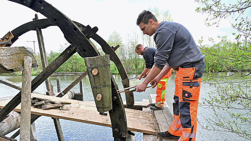 Mitarbeiter des Bauhofs Hausen bauen das Wassersch&ouml;pfrad an der Regnitz auf.