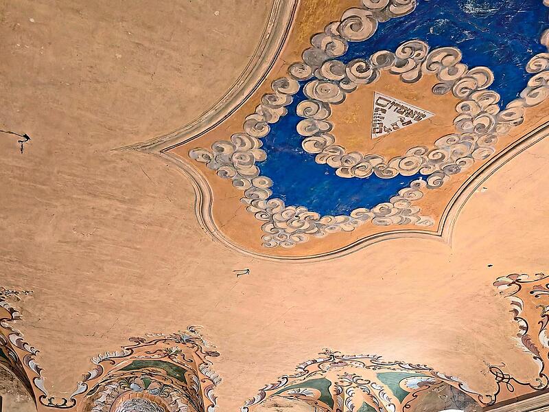 Der große Betsaal der Alten Synagoge in Mühlhausen beeindruckt mit seiner erhaltenen, farbig gestalteten Stuckdecke. Der große Betsaal der Alten Synagoge in Mühlhausen beeindruckt mit seiner erhaltenen, farbig gestalteten Stuckdecke.