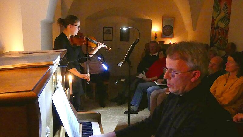 Berit Brüntjen-Magenheim (Violine) und Thomas Grünke (Klavier) boten „Geigerische Vielfalt“ in der alten Bücherei im Trebgaster Pfarrhaus.