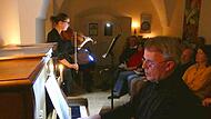 Berit Brüntjen-Magenheim (Violine) und Thomas Grünke (Klavier) boten „Geigerische Vielfalt“ in der alten Bücherei im Trebgaster Pfarrhaus.