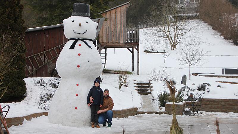 Mattheo (links) und Roland Kraus haben Schneemann &bdquo;Oskar&ldquo; geschaffen.