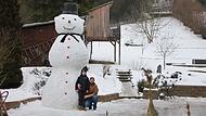 Matteo (links) und Roland Kraus haben Schneemann &bdquo;Oskar&ldquo; geschaffen.