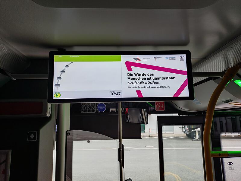 Monitore in S&uuml;c-Bussen werben f&uuml;r einen w&uuml;rdevollen Umgang.
