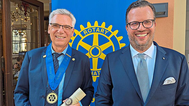 Mit der Übergabe der „Charter des RC Bad Kissingen“, also der Urkunde über die Gründung des Bad Kissingen Clubs 1957, von Nico Sauer (links) an Heiko Nieland kann das rotarische Jahr 2026/2027 unter neuer Präsidentschaft beginnen. Christian Ebel Mit der Übergabe der „Charter des RC Bad Kissingen“, also der Urkunde über die Gründung des Bad Kissingen Clubs 1957, von Nico Sauer (links) an Heiko Nieland kann das rotarische Jahr 2026/2027 unter neuer Präsidentschaft beginnen. Christian Ebel