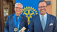 Mit der Übergabe der „Charter des RC Bad Kissingen“, also der Urkunde über die Gründung des Bad Kissingen Clubs 1957, von Nico Sauer (links) an Heiko Nieland kann das rotarische Jahr 2026/2027 unter neuer Präsidentschaft beginnen. Christian Ebel Mit der Übergabe der „Charter des RC Bad Kissingen“, also der Urkunde über die Gründung des Bad Kissingen Clubs 1957, von Nico Sauer (links) an Heiko Nieland kann das rotarische Jahr 2026/2027 unter neuer Präsidentschaft beginnen. Christian Ebel