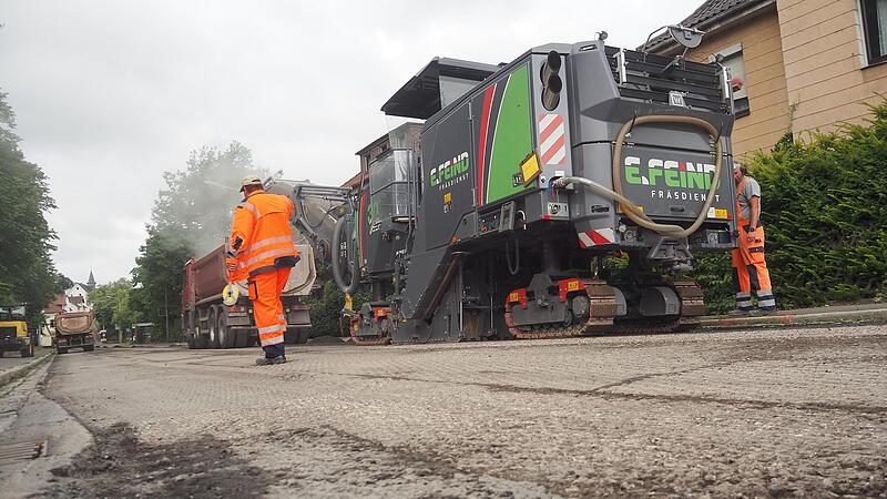 Die Fr&auml;se hat eine Breite von zwei Metern. Die oberste Asphaltschicht war innerhalb von knapp drei Stunden abgetragen.Sperrung Sonneberger Stra&szlig;e