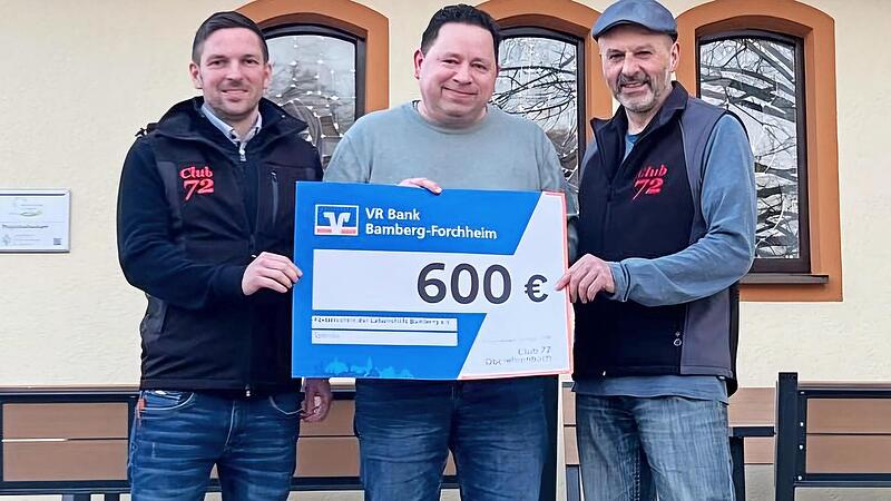 Christian Kern (Club72), der stellvertretende Vorsitzende Nick Gallenz und Karl Hötzelein (Club72) (v. l.) bei der symbolischen Scheckübergabe. Christian Kern (Club72), der stellvertretende Vorsitzende Nick Gallenz und Karl Hötzelein (Club72) (v. l.) bei der symbolischen Scheckübergabe.