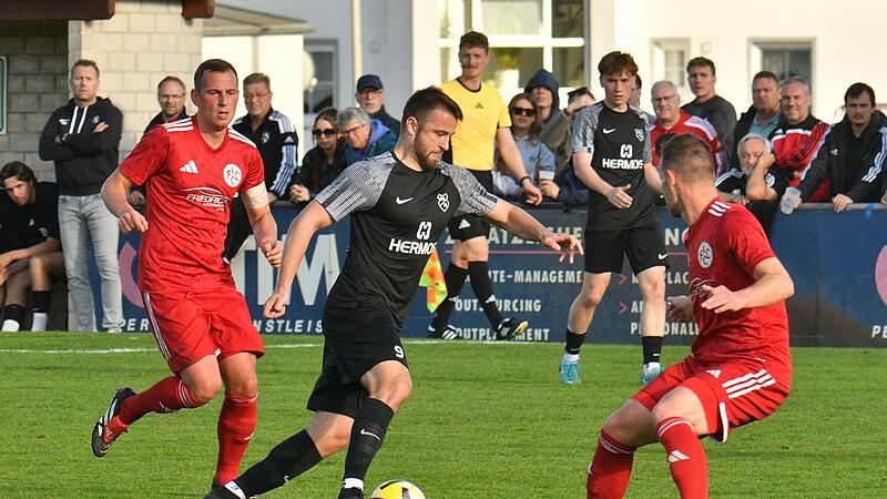 Relegation zur Landesliga: Der FC Lichtenfels (rote Trikots) unterlag in Mistelgau 0:1.