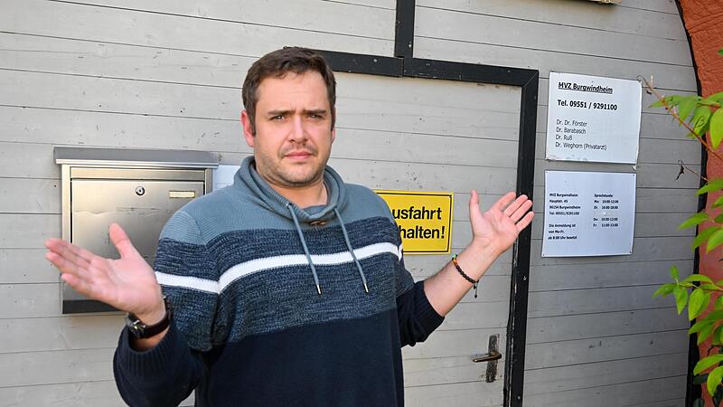 Patient Michael Rehner steht ab 1. Oktober in seiner Hausarztpraxis in Burgwindheim vor verschlossenen Türen. Nicht nur er, seine Frau und seine zwei Kinder wissen nun nicht mehr, wo sie hingehen können: Auch eine Praxis in Steppach muss schließen... Patient Michael Rehner steht ab 1. Oktober in seiner Hausarztpraxis in Burgwindheim vor verschlossenen Türen. Nicht nur er, seine Frau und seine zwei Kinder wissen nun nicht mehr, wo sie hingehen können: Auch eine Praxis in Steppach muss schließen...