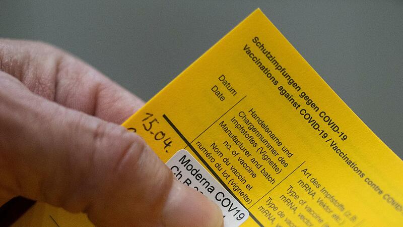 Ein Aufkleber im Impfpass weist auf eine Impfung mit dem Impfstoff Moderna hin. K&ouml;nnte da etwas  gef&auml;lscht sein?
