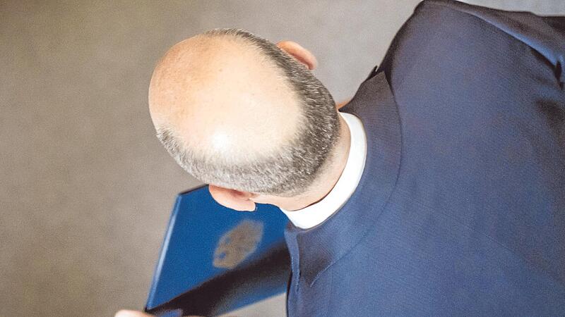 Bundeskanzler Olaf Scholz verl&auml;sst nach der Regierungsbefragung den Plenarsaal. Der Haushaltsstreit soll zeitnah beigelegt werden.