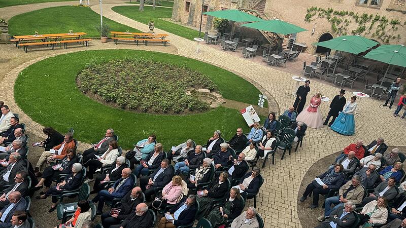 &bdquo;Rh&ouml;nk&auml;ppchen macht Kultur&ldquo;: Auf Schloss Aschach sind die diesj&auml;hrigen unterfr&auml;nkischen Kulturtage gestartet.