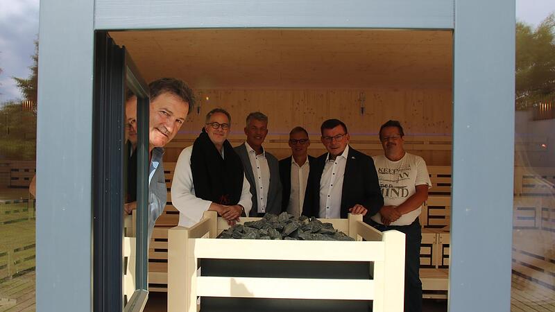 Betriebsleiter Edgar Beck (links) öffnet das Fenster zur Sauna, während unter anderem Stadtwerke-Geschäftsführer Matthias Metz und Bürgermeister Armin Warmuth die neue Sauna begutachten. Betriebsleiter Edgar Beck (links) öffnet das Fenster zur Sauna, während unter anderem Stadtwerke-Geschäftsführer Matthias Metz und Bürgermeister Armin Warmuth die neue Sauna begutachten.