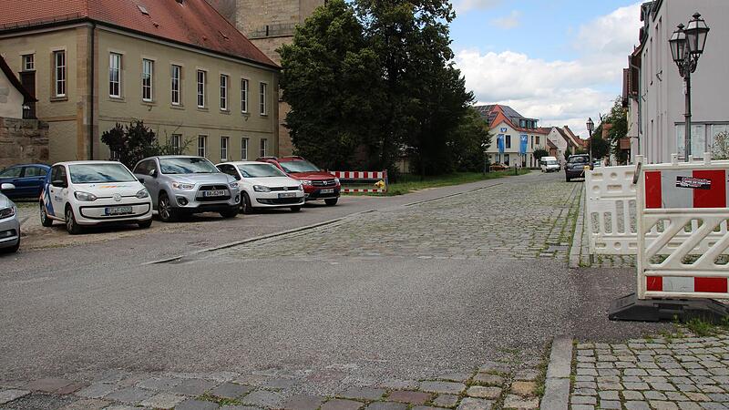 Dieser Abschnitt der Steinwegstraße in Höchstadt muss weiterhin auf seine Erneuerung warten. Erst nach der Zuschussbewilligung der Städtebauförderung geht es weiter. Dieser Abschnitt der Steinwegstraße in Höchstadt muss weiterhin auf seine Erneuerung warten. Erst nach der Zuschussbewilligung der Städtebauförderung geht es weiter.