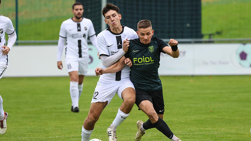 Der Schammelsdorfer Abwehrspieler Jonas Sch&ouml;nlein (links) versucht, Jonas Nickol vom Ball zu trennen.