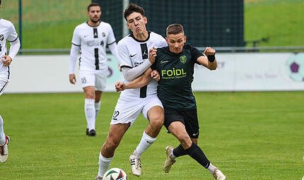 Der Schammelsdorfer Abwehrspieler Jonas Sch&ouml;nlein (links) versucht, Jonas Nickol vom Ball zu trennen.