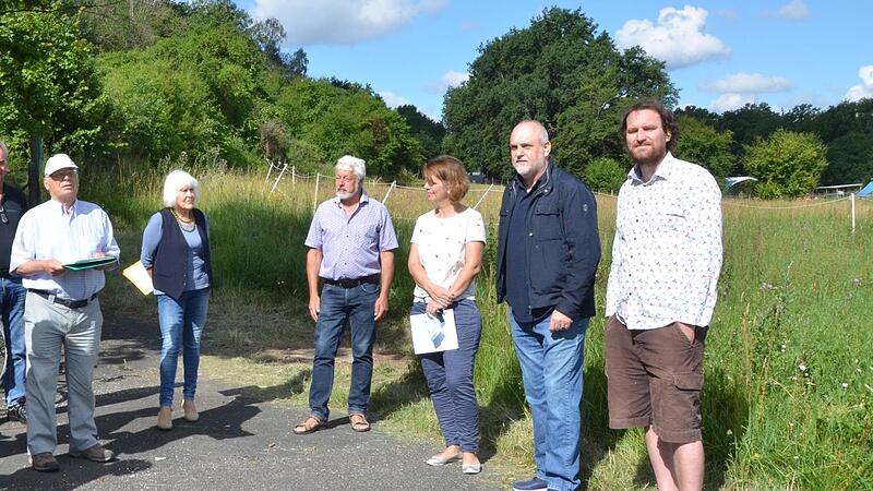 Peter Simon (rechts) nennt gr&uuml;ne Argumente gegen die S&uuml;dumfahrung. Unser Foto zeigt ihn mit Mitstreitern bei einem Ortstermin im Sommer 2020.