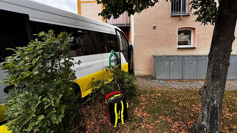 Herzogenaurach: Linienbus (klein) mit Hausfassade kollidiert. Mehrere Personen verletzt. Sprecher gegen 09:30 Uhr vor Ort. Info: -1030"
