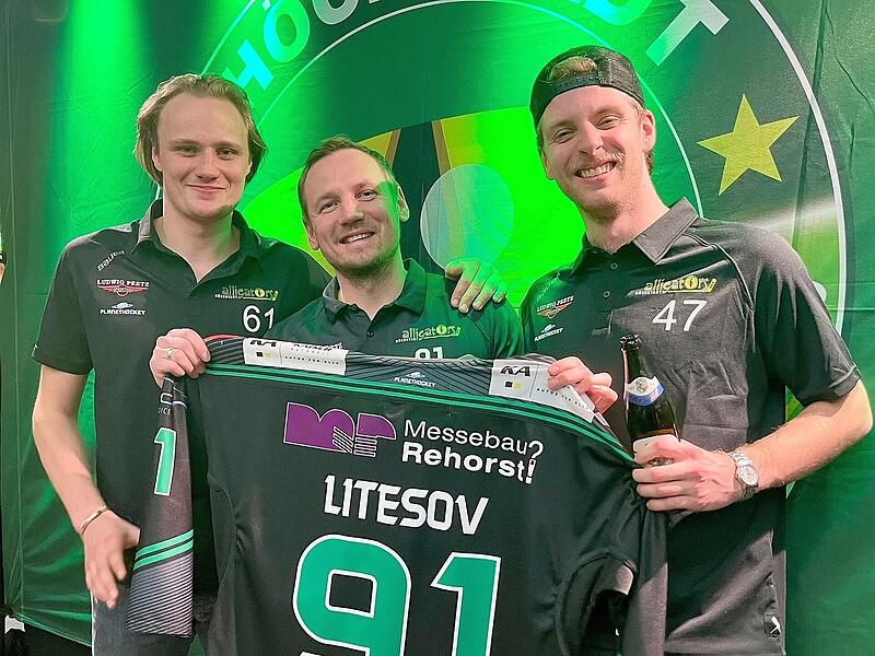 Dimitri Litesovs Trikot ging an zwei Mitspieler: Philipp Stobbe (rechts) und Samuel Eriksson stachen die Mitbietenden bei der Abschlussfeier aus.