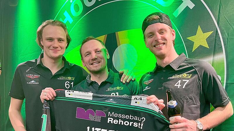 Dimitri Litesovs Trikot ging an zwei Mitspieler: Philipp Stobbe (rechts) und Samuel Eriksson stachen die Mitbietenden bei der Abschlussfeier aus.