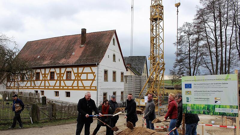 Symbolischer erster Spatenstich mit LAG-Vorstand Klaus Meier (Bürgermeister Neustadt/Aisch) links, sowie Architekt Georg Leyh, Regina und Paul Bruckmann (von rechts)