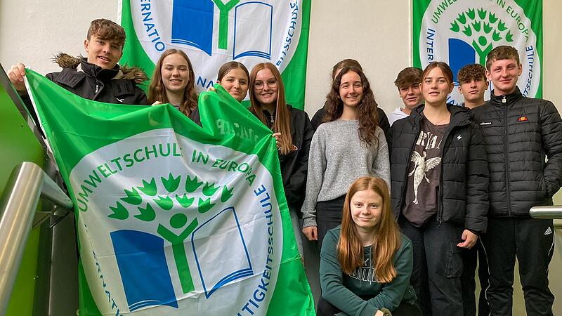 Gro&szlig;e Freude: Die Jacob-Curio-Realschule Hofheim wurde wieder als Umweltschule ausgezeichnet.
