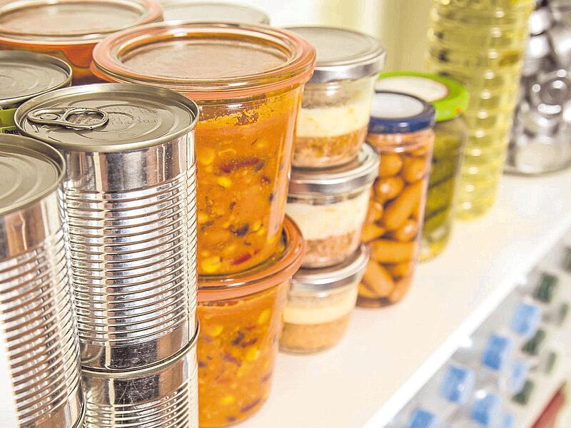 In den Notfallvorrat geh&ouml;ren ausreichend Wasser und haltbare Lebensmittel.