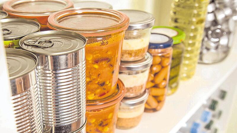 In den Notfallvorrat geh&ouml;ren ausreichend Wasser und haltbare Lebensmittel.