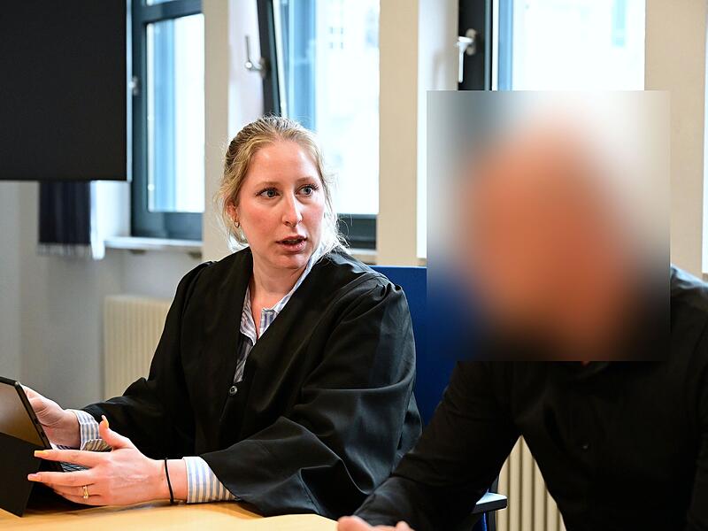Rechtsanw&auml;ltin Laura Kelker aus Bamberg und der Angeklagte im Gespr&auml;ch.