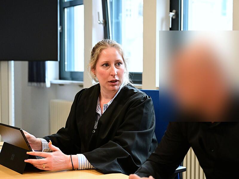 Rechtsanw&auml;ltin Laura Kelker aus Bamberg und der Angeklagte im Gespr&auml;ch.