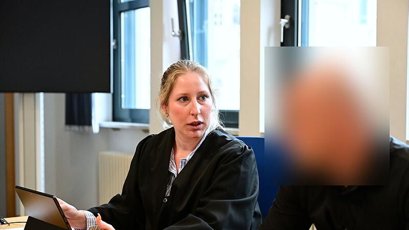 Amtsgericht Bamberg Einbruch Diebstahl Sexspielzeug Scheßlitz Rechtsanwältin Laura Kelker aus Bamberg und der Angeklagte im Gespräch.