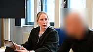Amtsgericht Bamberg Einbruch Diebstahl Sexspielzeug Scheßlitz Rechtsanwältin Laura Kelker aus Bamberg und der Angeklagte im Gespräch.