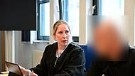 Amtsgericht Bamberg Einbruch Diebstahl Sexspielzeug Scheßlitz Rechtsanwältin Laura Kelker aus Bamberg und der Angeklagte im Gespräch.