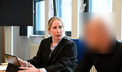 Rechtsanw&auml;ltin Laura Kelker aus Bamberg und der Angeklagte im Gespr&auml;ch.