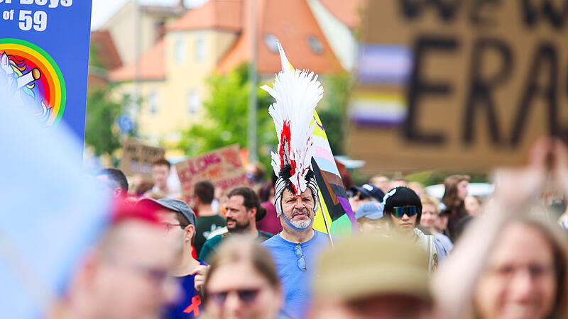 Ein virales Video vom CSD 2026 in Erlangen zeigt skandal&ouml;se Parolen und eine mutma&szlig;liche Spuckattacke in Richtung der J&uuml;dischen Kultusgemeinde Erlangen. Nun ermittelt der Staatsschutz wegen des Vorfalls.