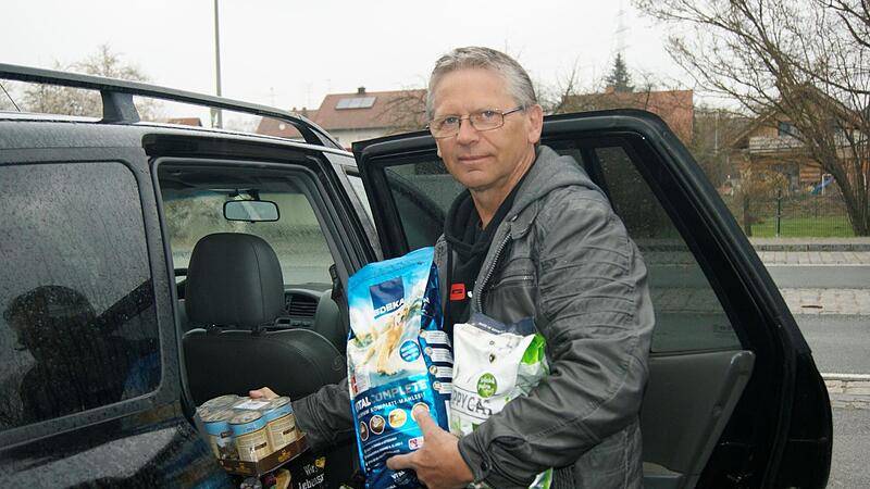 Rund 80 Kilogramm Futter und andere Gegenst&auml;nde zur Tierhaltung liefert Dieter Erler von der Tierhilfe nah & fern e.V. pro Fahrt aus.