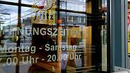 Ausnahme „Fritz“-Einkaufszentrum: Dort gelten für alle Geschäfte einheitliche Kern-Öffnungszeiten, Ladenstraße und E-Center Seidl haben sogar von 7 bis 20 Uhr offen.