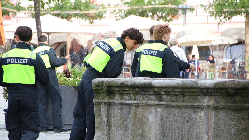 Gro&szlig;einsatz der Polizei in Coburger Innenstadt: Nach einem T&ouml;tungsdelikt, das sich vor Wochenfrist in einer Wohnung in der Rosengasse ereignet hat, wird noch immer nach der Tatwaffe gesucht.