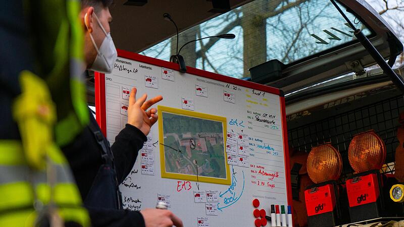Die Taktiktafel im Einsatz. Im Zentrum steht in diesem Fall eine Luftansicht als Lageplan.