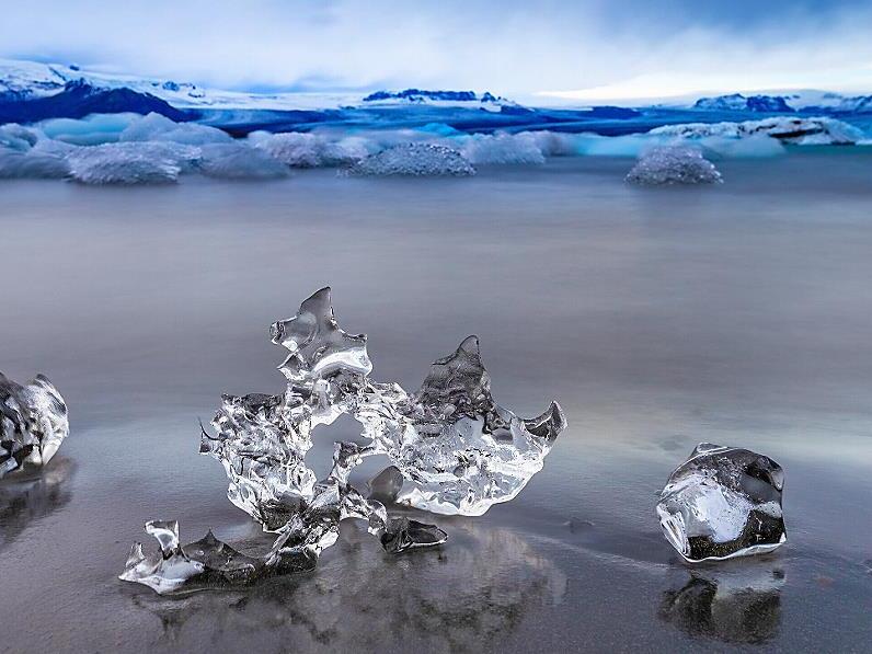 Geschliffene &bdquo;Eisbonbons&ldquo; vor den Eisbergen:   Dieses Foto entstand am  J&ouml;kuls&aacute;rl&oacute;n, der  Gletscherlagune, die an den Nationalpark Vatnaj&ouml;kull im S&uuml;dosten Islands angrenzt.