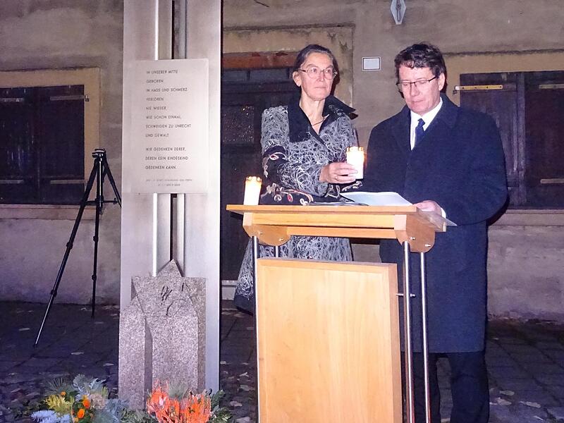 Martina Switalski und Manfred Bachmayer verlesen die Namen der Shoa-Opfer aus Forth vor dem ehemaligen Schnaittachershaus.