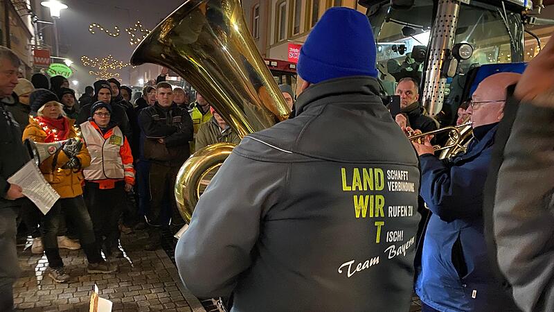 Bei einem Bauernprotest in Hammelburg haben Landwirte unter anderem in der Hammelburger Alltstadt demonstriert. Bei einem Bauernprotest in Hammelburg haben Landwirte unter anderem in der Hammelburger Alltstadt demonstriert.
