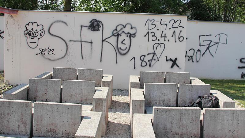 Dass es am LGS-Gel&auml;nde immer mal wieder zwickt, ist gut an den Schmierereien am &bdquo;Gottschalk-Garten&ldquo; zu sehen.