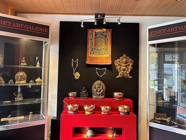 Tibet Art Gallery von innen mit Klangschalen und weiteren Artefakten aus Tibet