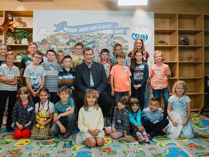 Ministerpräsident Markus Söder stellt sich den Fragen von Kindern aus ganz Bayern – auch Elias (zweiter von rechts unten)Forchheim & Fränkische Schweiz Ministerpräsident Markus Söder stellt sich den Fragen von Kindern aus ganz Bayern – auch Elias (zweiter von rechts unten)Forchheim & Fränkische Schweiz