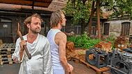 Das Wildwuchs-Theater zeigt ab 29. Juli „Pandora. Ausgebüchst“ in der Eisengießerei Müller. Hier stellen Daniel Reichelt (links) und Sebastian Stahl eine Szene nach. Das Wildwuchs-Theater zeigt ab 29. Juli „Pandora. Ausgebüchst“ in der Eisengießerei Müller. Hier stellen Daniel Reichelt (links) und Sebastian Stahl eine Szene nach.